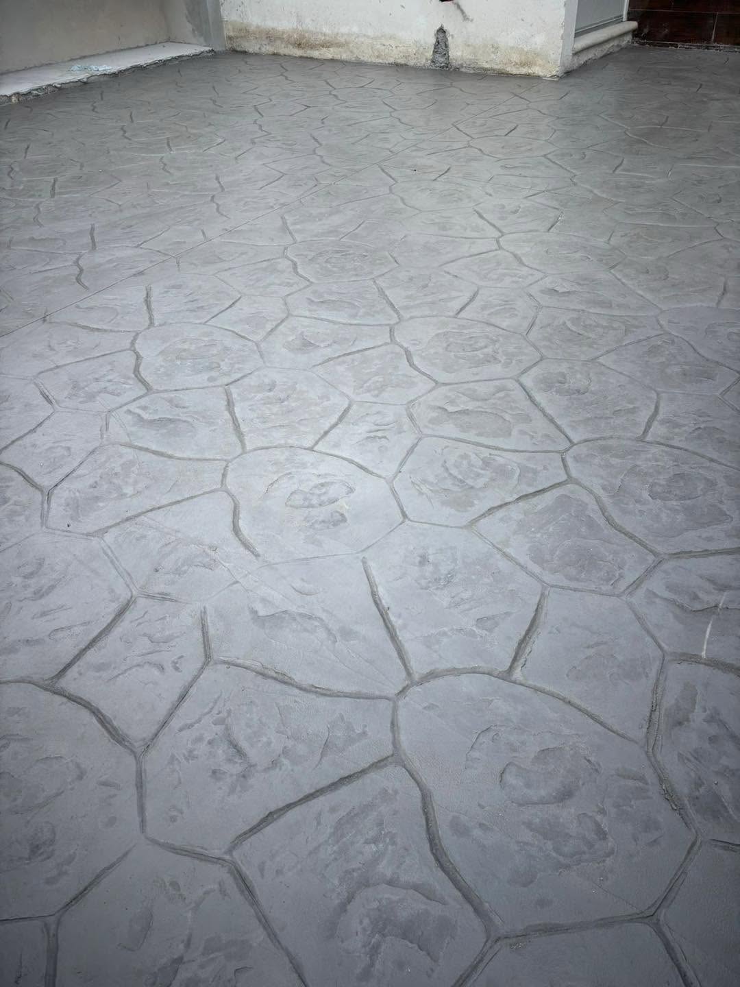 Otro trabajo con piedra irregular en gris