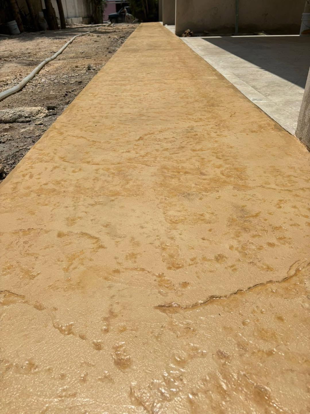 Camino de tono arena con textura continua
