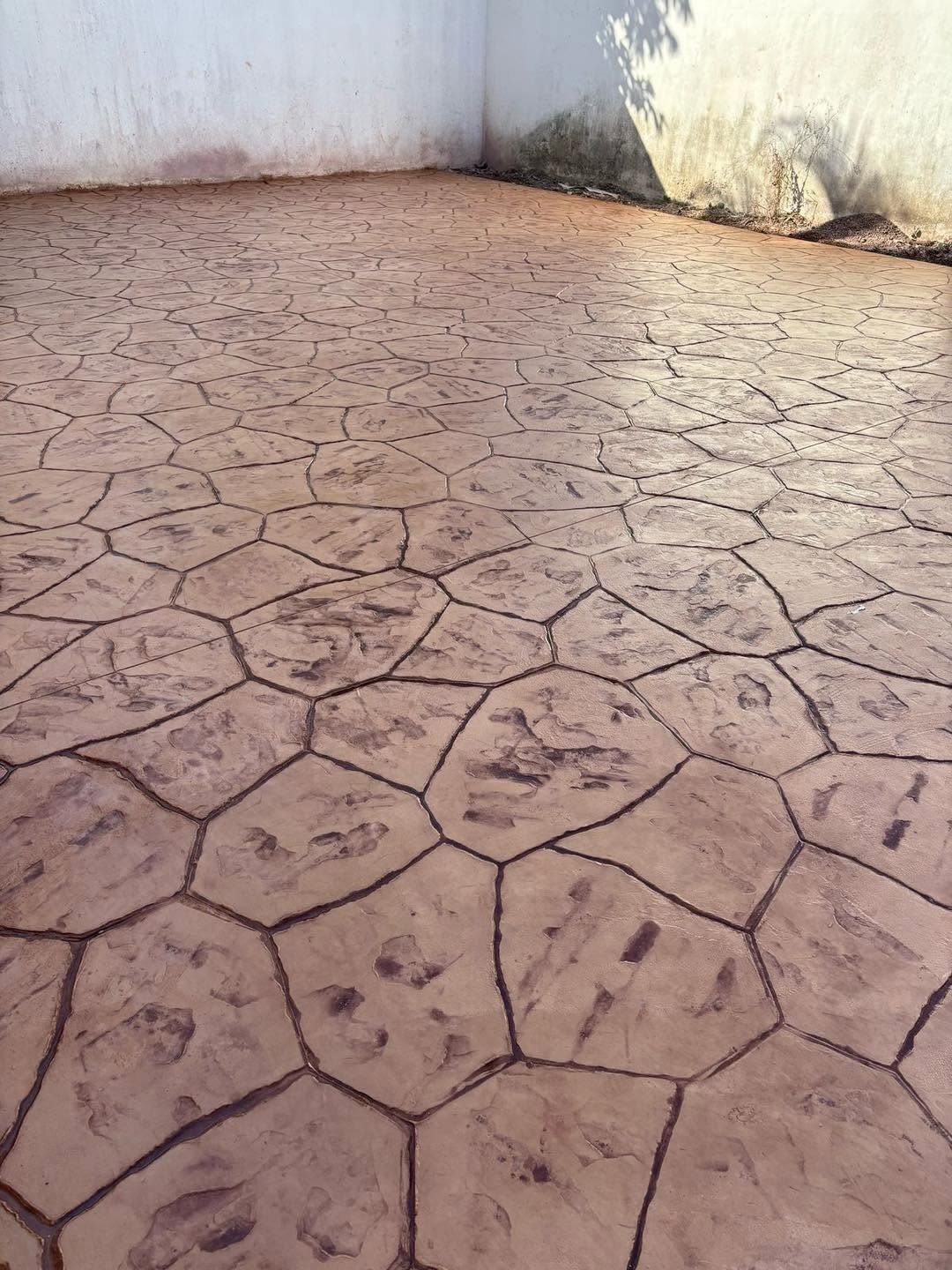 Piso estampado con formas de piedra irregular en tono cálido
