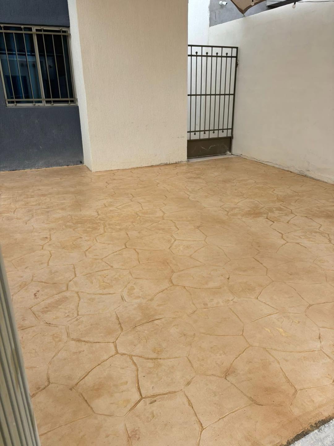 Piedra irregular en tono arena frente a una vivienda